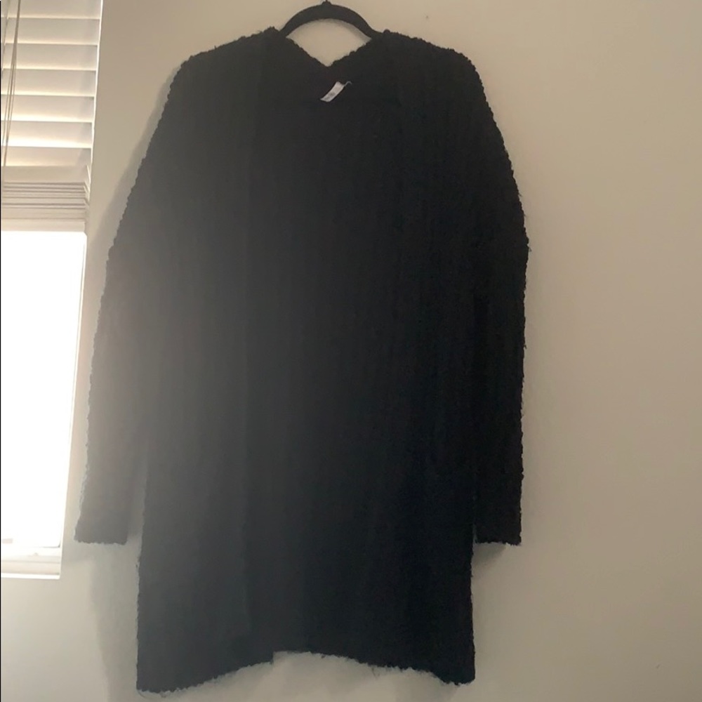 cute black sweater!!